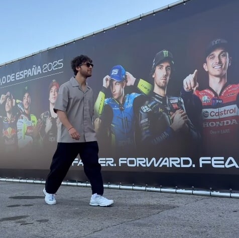 MotoGP, i piloti arrivano in circuito: che stile!