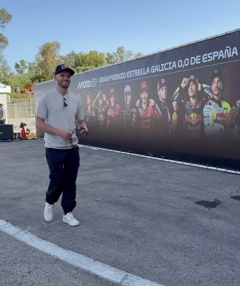 MotoGP, i piloti arrivano in circuito: che stile!