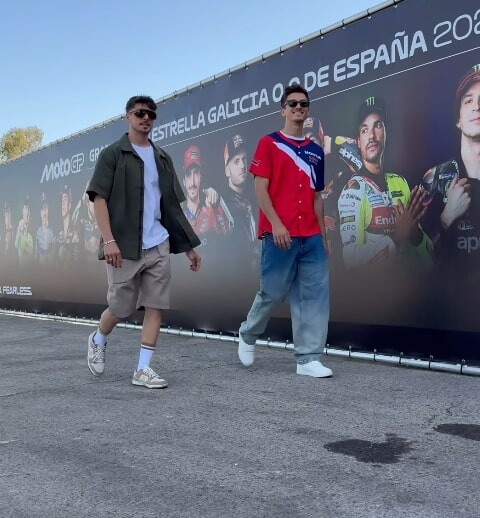 MotoGP, i piloti arrivano in circuito: che stile!
