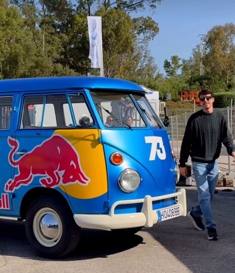 MotoGP, i piloti arrivano in circuito: che stile!