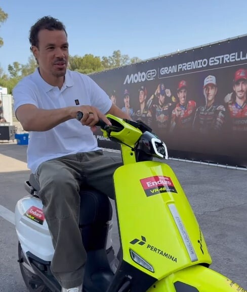 MotoGP, i piloti arrivano in circuito: che stile!