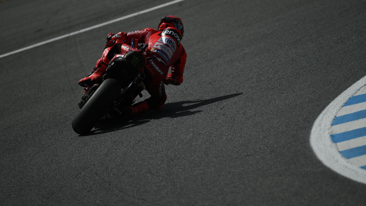 MotoGP, le foto dello strepitoso salvataggio di Marc Marquez a Jerez