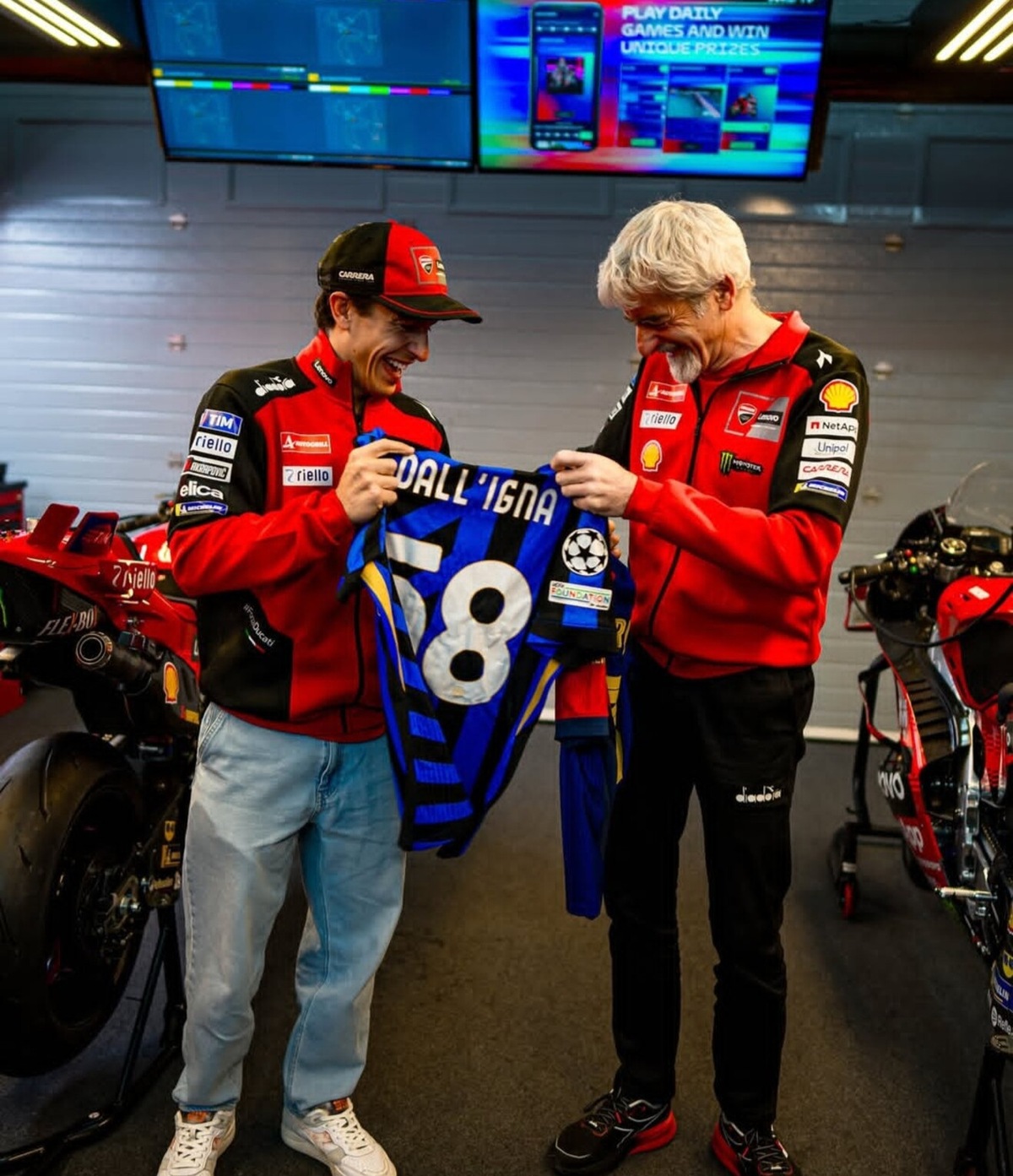 MotoGP, scambio di maglie di Barcellona e Inter tra Marc Marquez e Gigi Dall'Igna