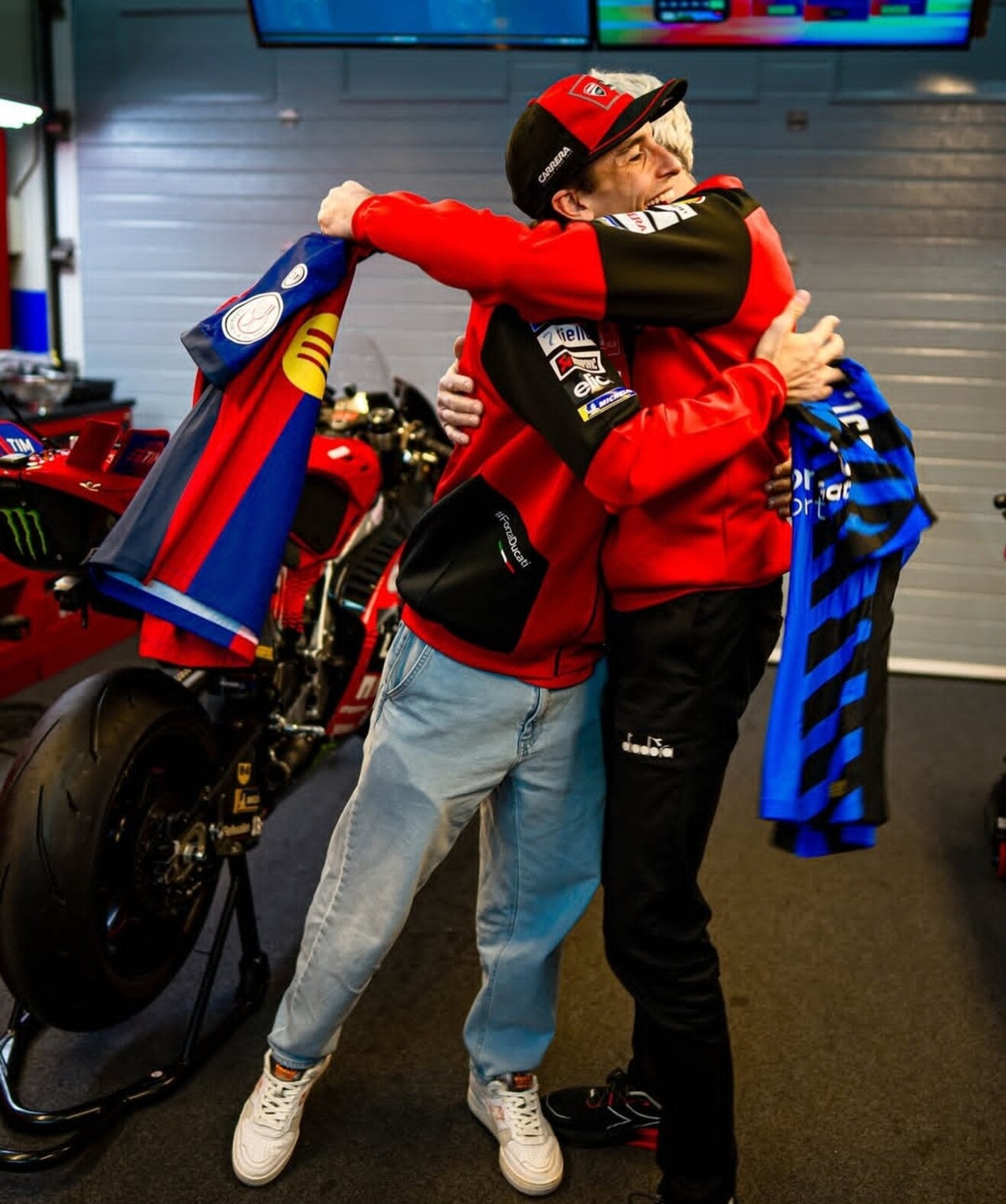 MotoGP, scambio di maglie di Barcellona e Inter tra Marc Marquez e Gigi Dall'Igna