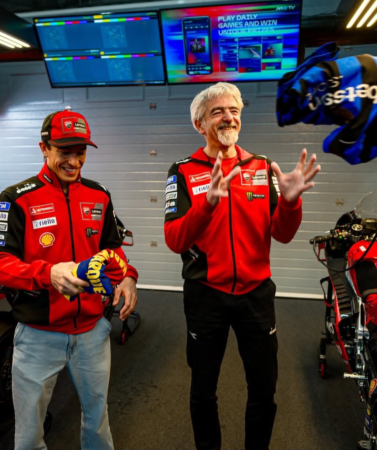 MotoGP, scambio di maglie di Barcellona e Inter tra Marc Marquez e Gigi Dall'Igna