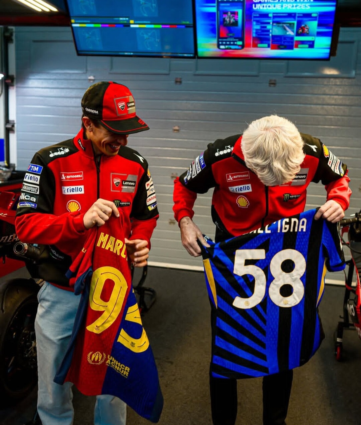 MotoGP, scambio di maglie di Barcellona e Inter tra Marc Marquez e Gigi Dall'Igna