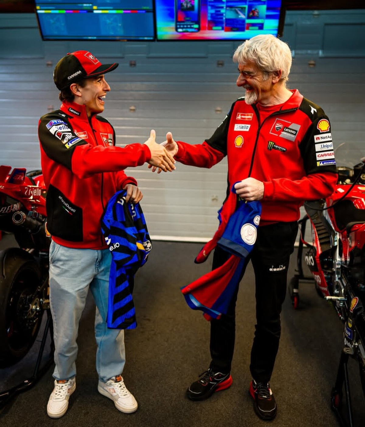 MotoGP, scambio di maglie di Barcellona e Inter tra Marc Marquez e Gigi Dall'Igna