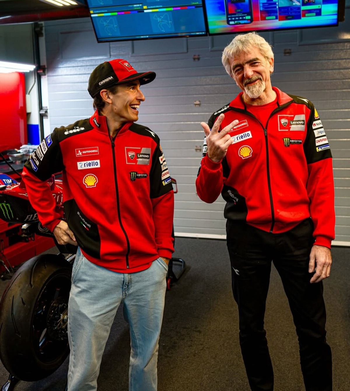 MotoGP, scambio di maglie di Barcellona e Inter tra Marc Marquez e Gigi Dall'Igna