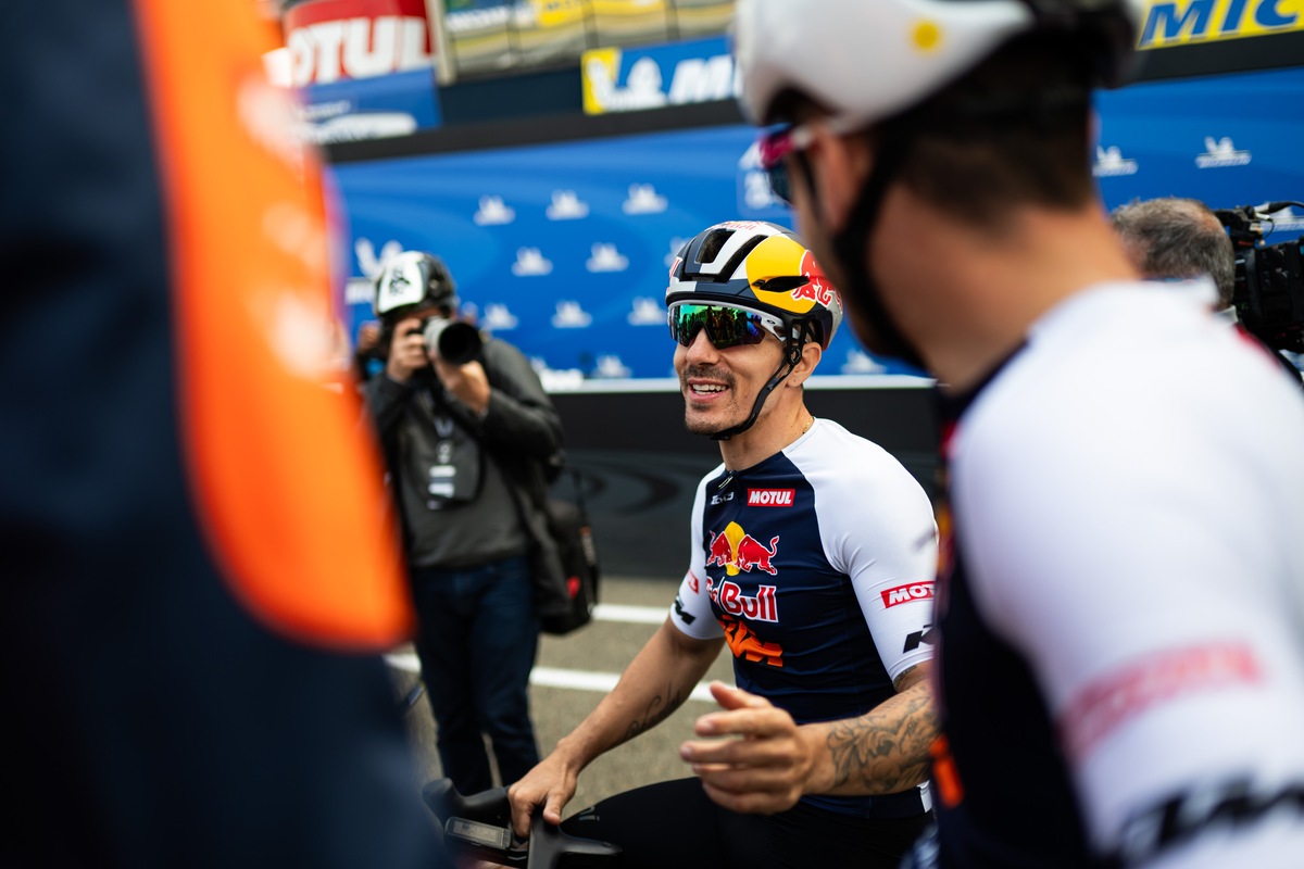 MotoGP, ospite a sorpresa Mark Cavendish che sfida Marquez nella gara ciclistica tra piloti