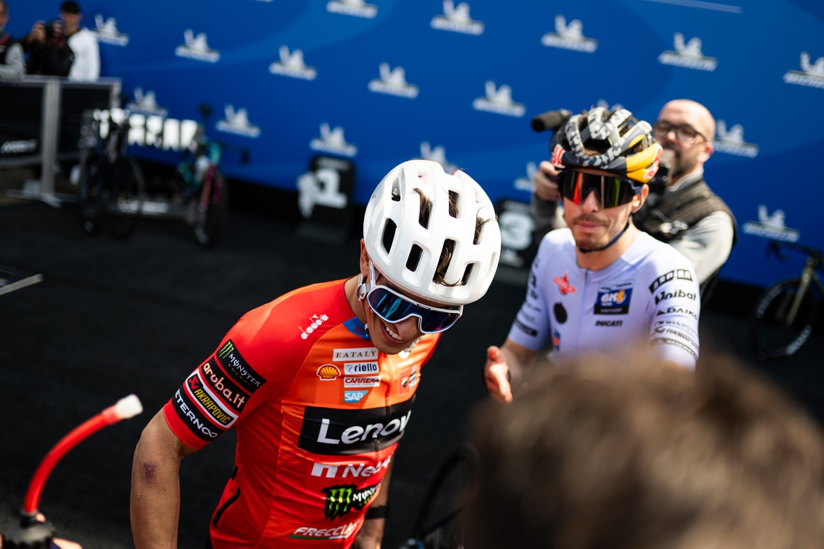 MotoGP, ospite a sorpresa Mark Cavendish che sfida Marquez nella gara ciclistica tra piloti