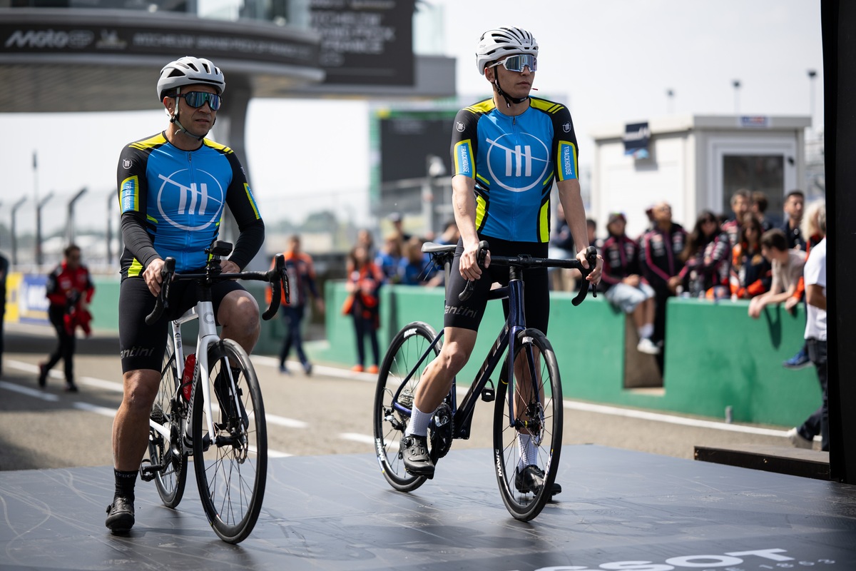 MotoGP, ospite a sorpresa Mark Cavendish che sfida Marquez nella gara ciclistica tra piloti