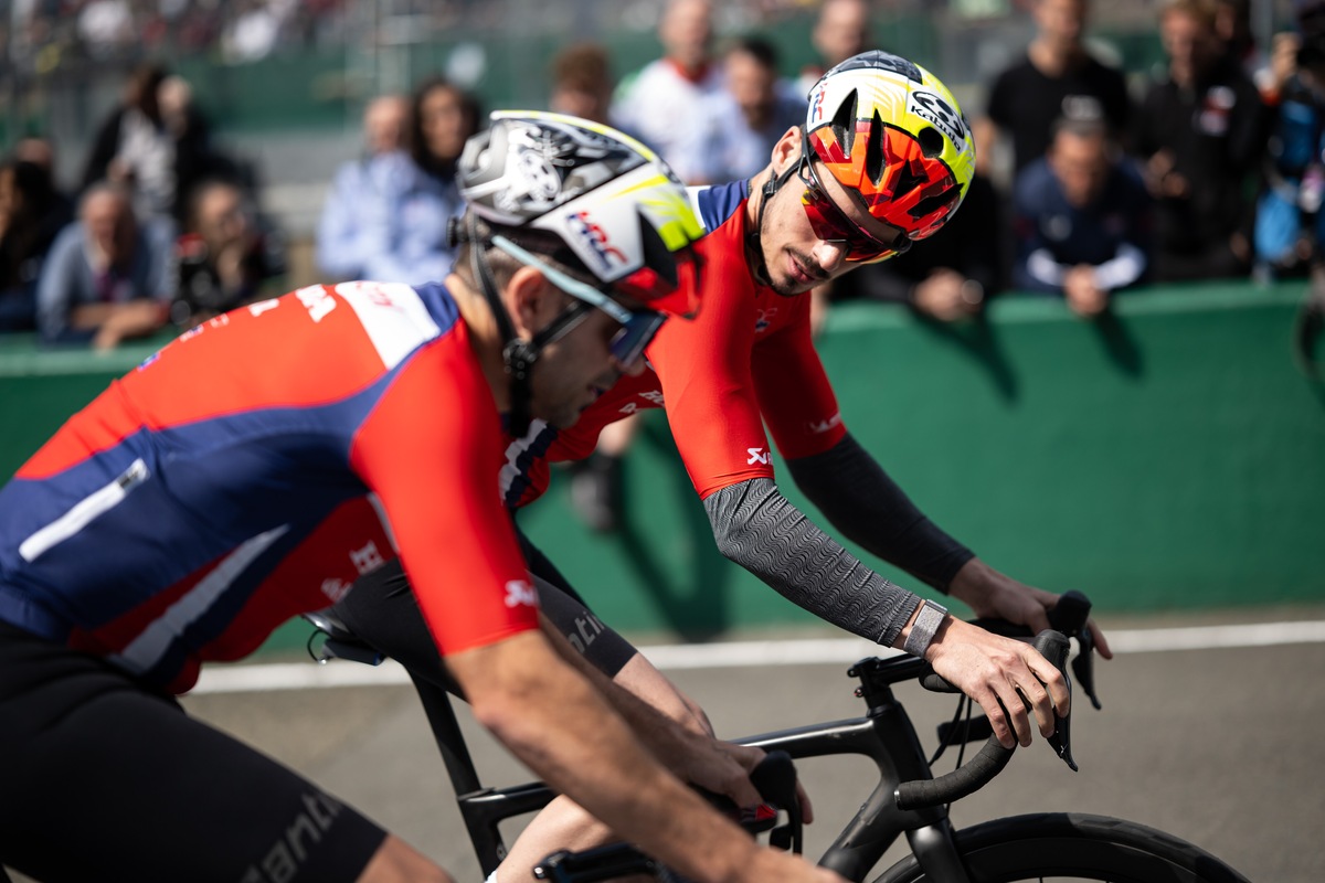 MotoGP, ospite a sorpresa Mark Cavendish che sfida Marquez nella gara ciclistica tra piloti