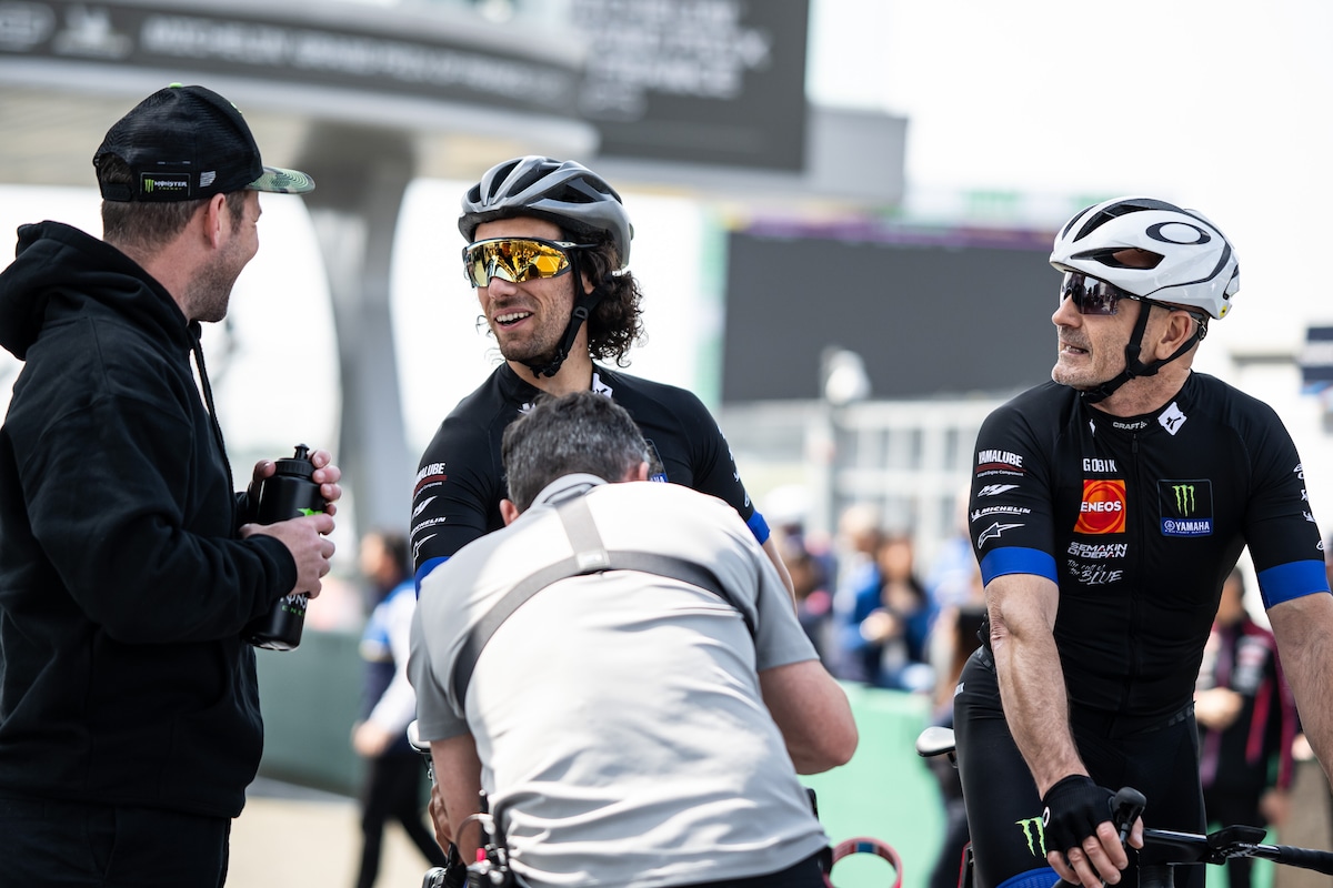 MotoGP, ospite a sorpresa Mark Cavendish che sfida Marquez nella gara ciclistica tra piloti