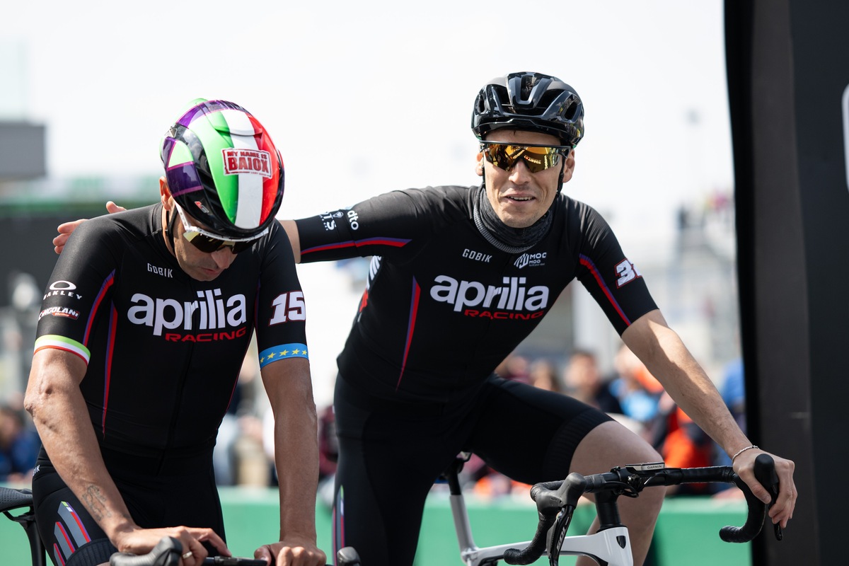 MotoGP, ospite a sorpresa Mark Cavendish che sfida Marquez nella gara ciclistica tra piloti