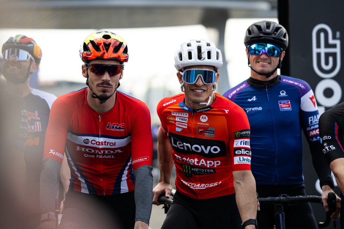 MotoGP, ospite a sorpresa Mark Cavendish che sfida Marquez nella gara ciclistica tra piloti