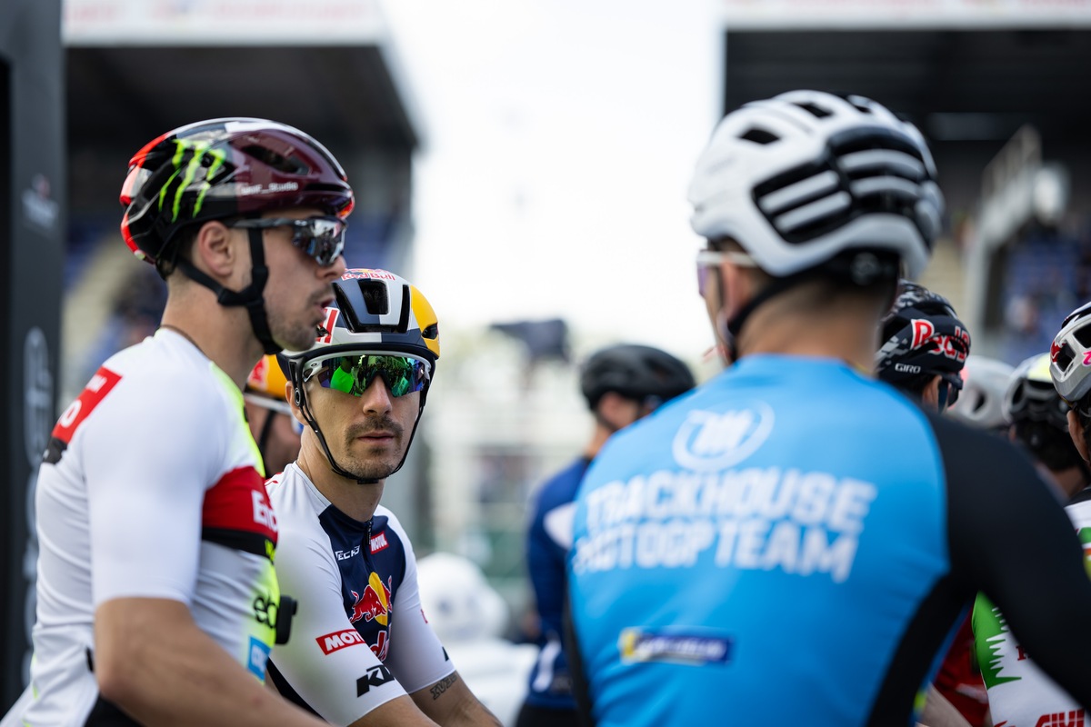 MotoGP, ospite a sorpresa Mark Cavendish che sfida Marquez nella gara ciclistica tra piloti