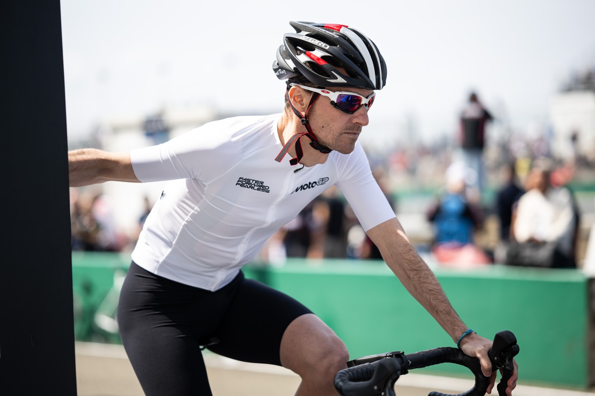 MotoGP, ospite a sorpresa Mark Cavendish che sfida Marquez nella gara ciclistica tra piloti