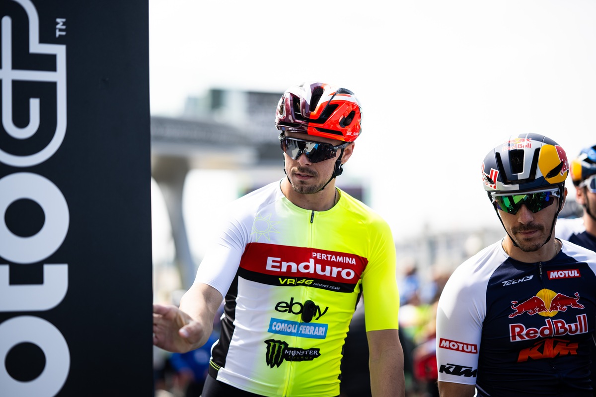 MotoGP, ospite a sorpresa Mark Cavendish che sfida Marquez nella gara ciclistica tra piloti