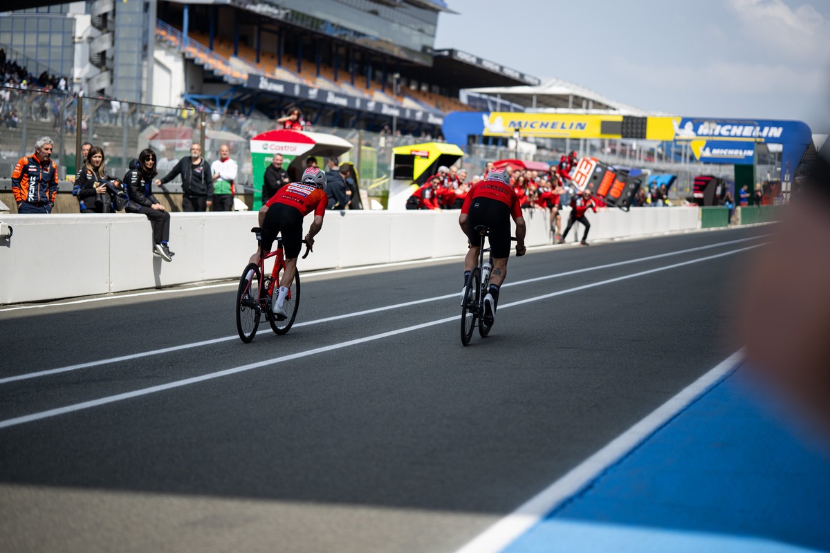 MotoGP, ospite a sorpresa Mark Cavendish che sfida Marquez nella gara ciclistica tra piloti