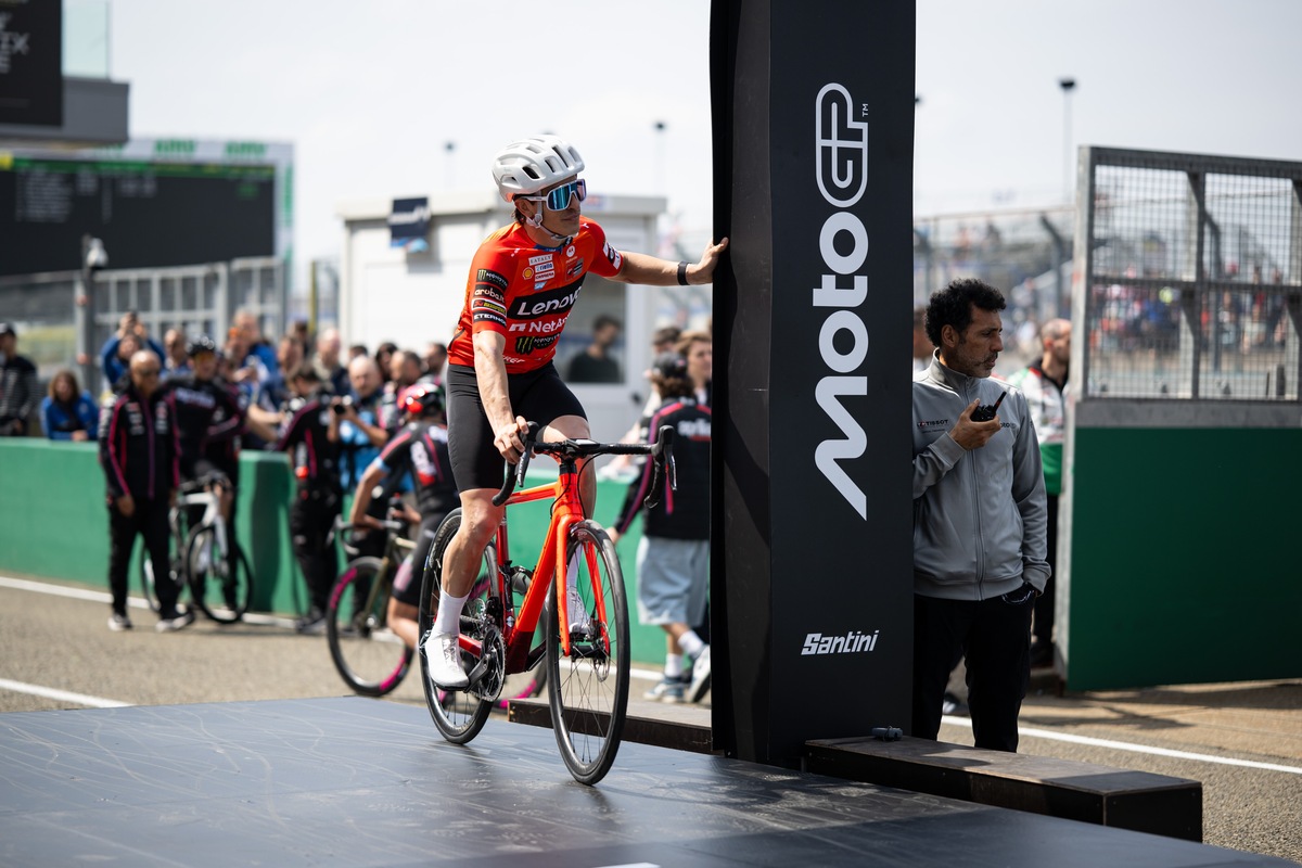 MotoGP, ospite a sorpresa Mark Cavendish che sfida Marquez nella gara ciclistica tra piloti