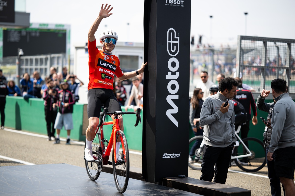 MotoGP, ospite a sorpresa Mark Cavendish che sfida Marquez nella gara ciclistica tra piloti