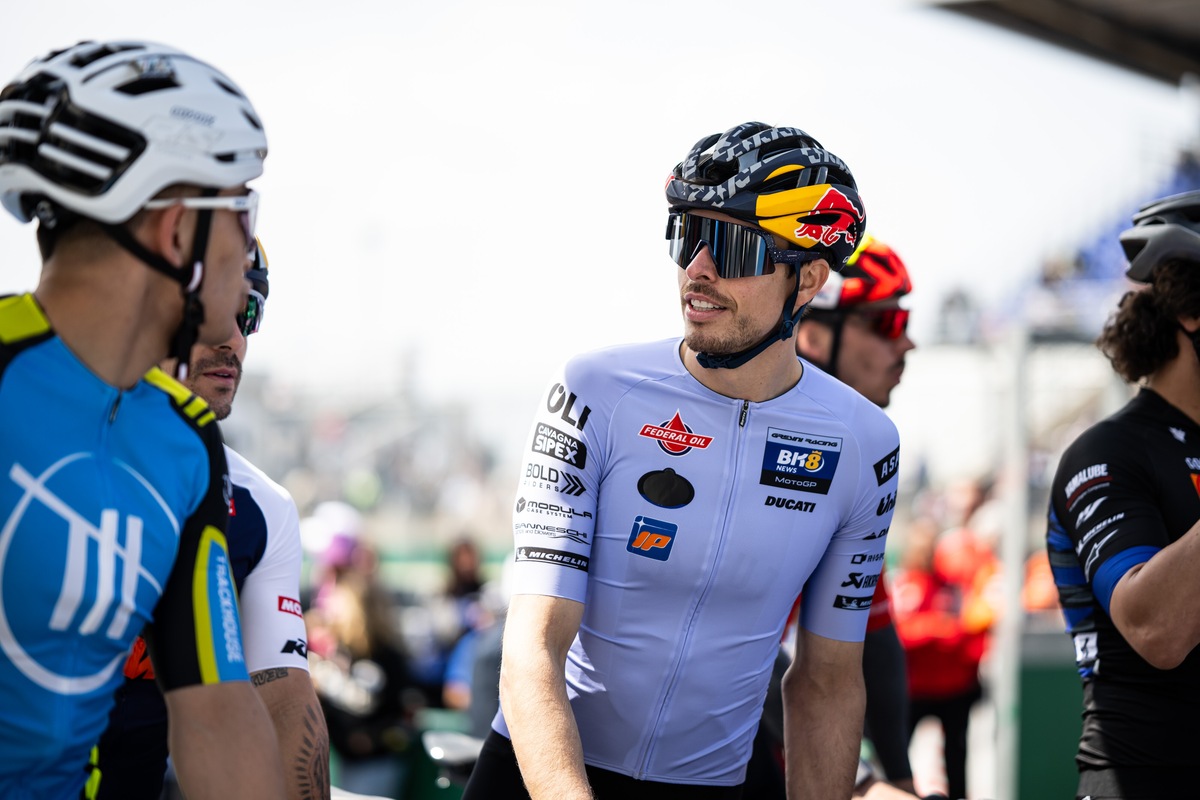 MotoGP, ospite a sorpresa Mark Cavendish che sfida Marquez nella gara ciclistica tra piloti