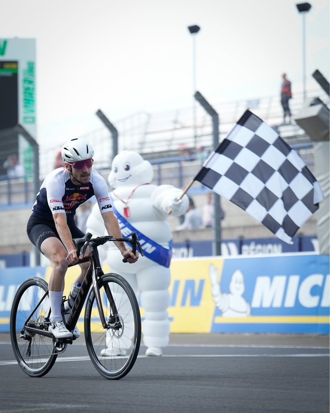 MotoGP, ospite a sorpresa Mark Cavendish che sfida Marquez nella gara ciclistica tra piloti