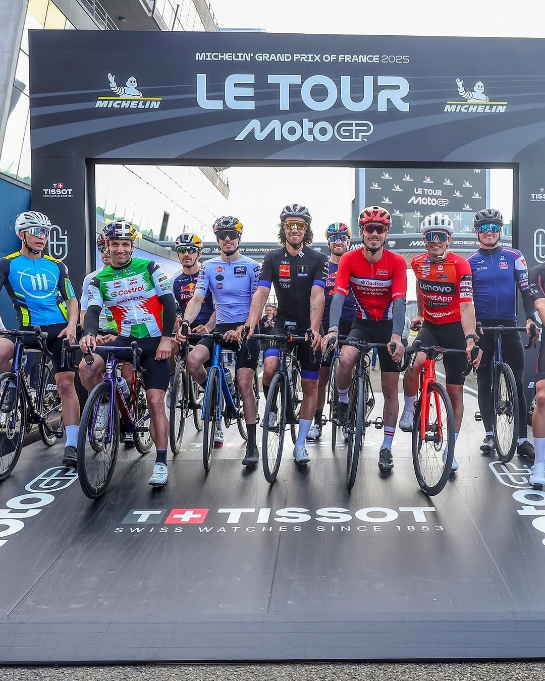 MotoGP, ospite a sorpresa Mark Cavendish che sfida Marquez nella gara ciclistica tra piloti