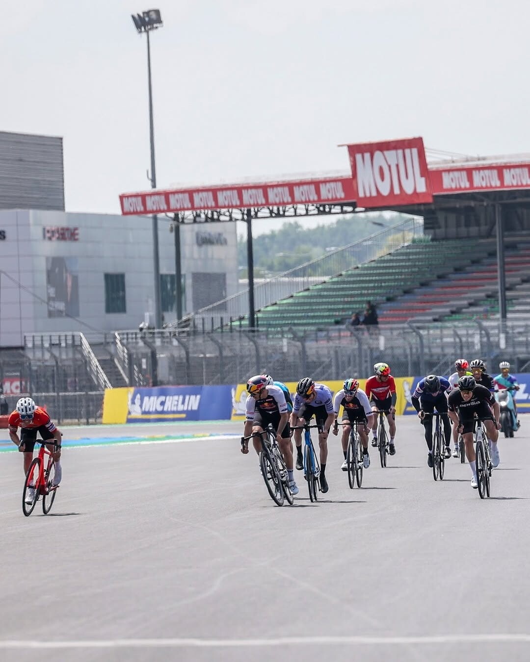 MotoGP, ospite a sorpresa Mark Cavendish che sfida Marquez nella gara ciclistica tra piloti