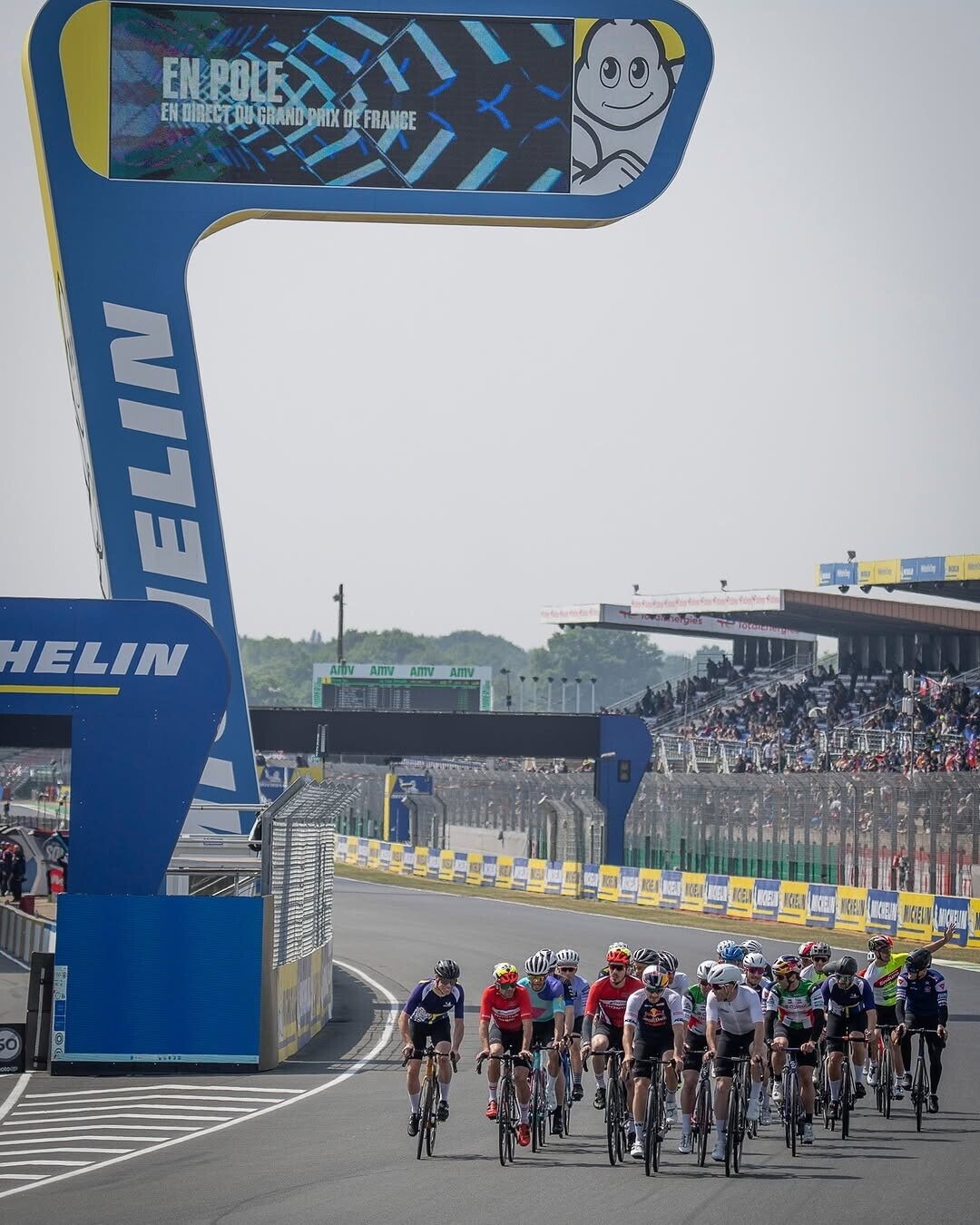 MotoGP, ospite a sorpresa Mark Cavendish che sfida Marquez nella gara ciclistica tra piloti