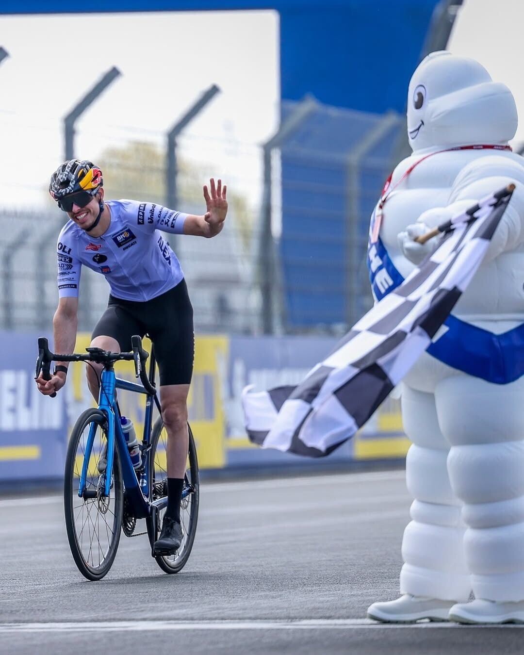 MotoGP, ospite a sorpresa Mark Cavendish che sfida Marquez nella gara ciclistica tra piloti