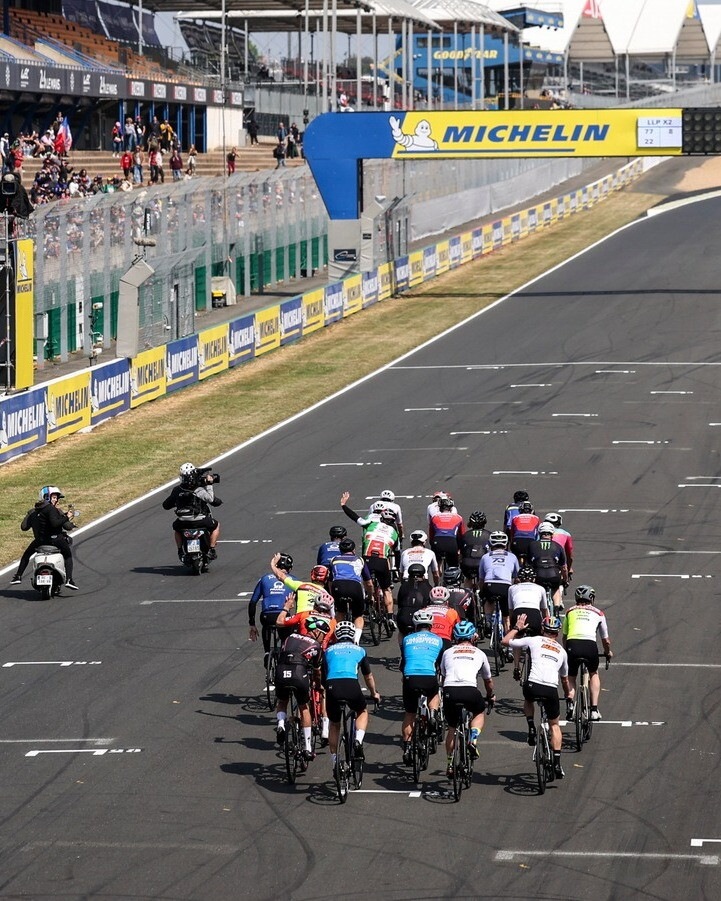 MotoGP, ospite a sorpresa Mark Cavendish che sfida Marquez nella gara ciclistica tra piloti