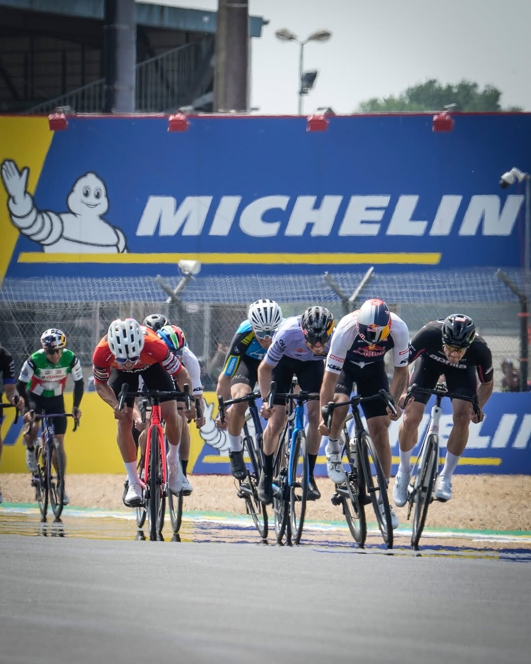 MotoGP, ospite a sorpresa Mark Cavendish che sfida Marquez nella gara ciclistica tra piloti