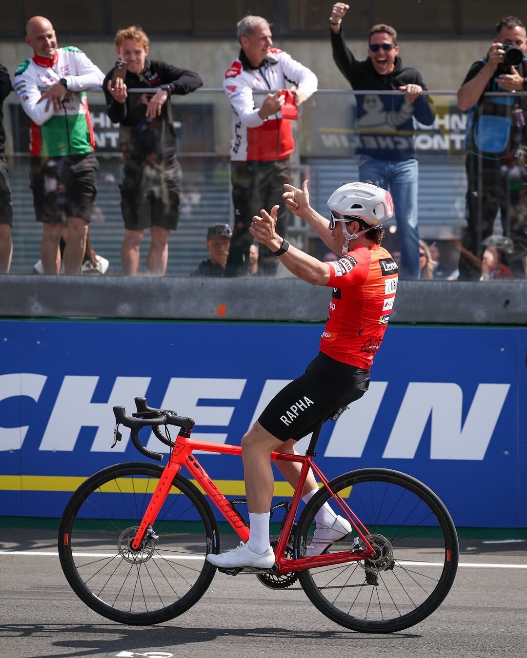 MotoGP, ospite a sorpresa Mark Cavendish che sfida Marquez nella gara ciclistica tra piloti