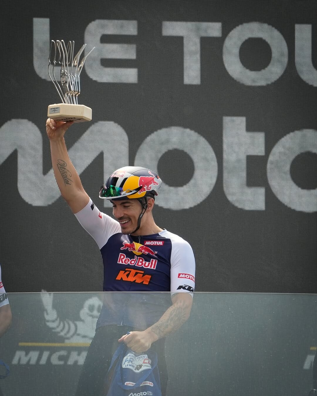 MotoGP, ospite a sorpresa Mark Cavendish che sfida Marquez nella gara ciclistica tra piloti