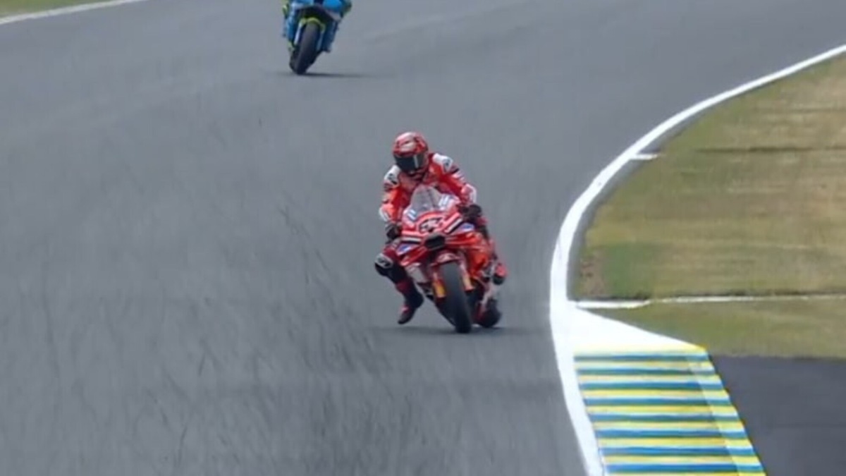 MotoGP, rischio di Bagnaia, sbaglia totalmente la curva: al box perplessi