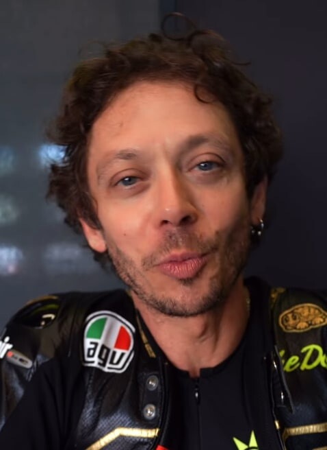 Valentino Rossi al Mugello per un allenamento: che show tra impennate e giri sulla Yamaha R1