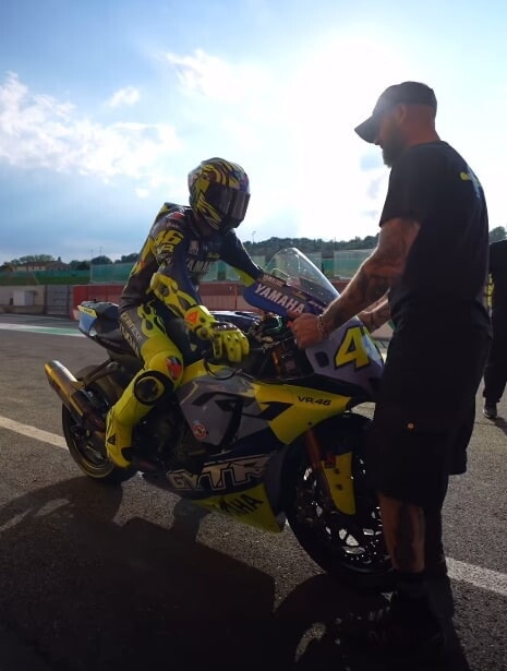 Valentino Rossi al Mugello per un allenamento: che show tra impennate e giri sulla Yamaha R1