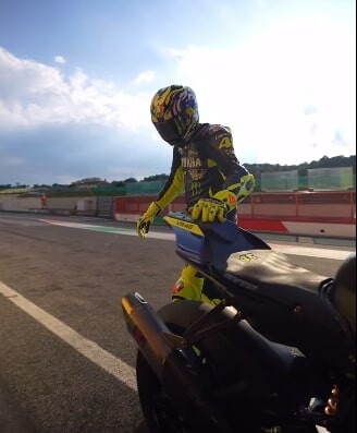 Valentino Rossi al Mugello per un allenamento: che show tra impennate e giri sulla Yamaha R1