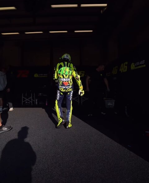 Valentino Rossi al Mugello per un allenamento: che show tra impennate e giri sulla Yamaha R1