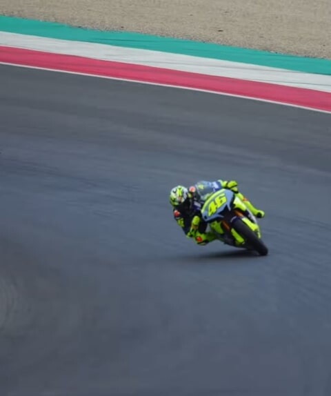 Valentino Rossi al Mugello per un allenamento: che show tra impennate e giri sulla Yamaha R1