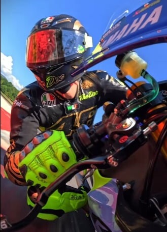 Valentino Rossi al Mugello per un allenamento: che show tra impennate e giri sulla Yamaha R1