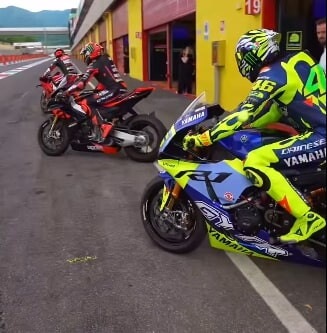 Valentino Rossi al Mugello per un allenamento: che show tra impennate e giri sulla Yamaha R1