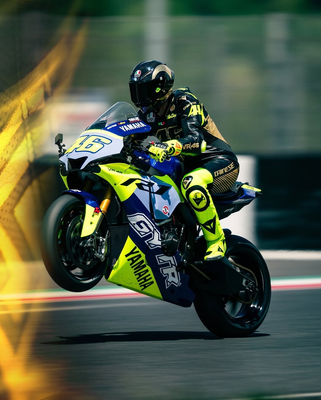 Valentino Rossi al Mugello per un allenamento: che show tra impennate e giri sulla Yamaha R1