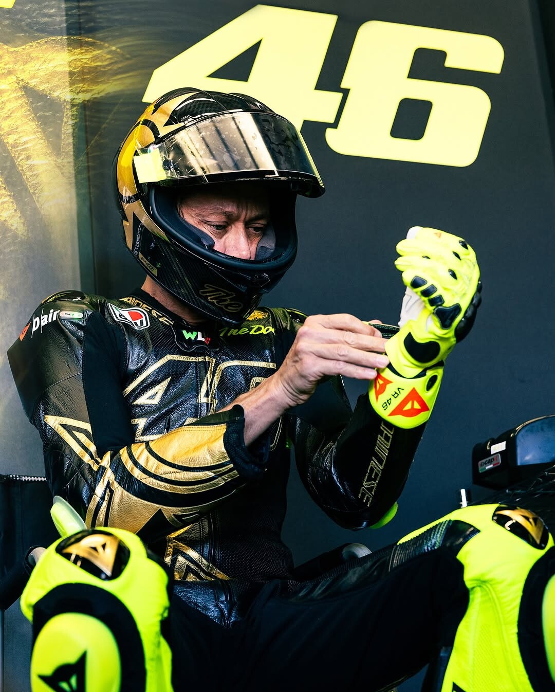 Valentino Rossi al Mugello per un allenamento: che show tra impennate e giri sulla Yamaha R1