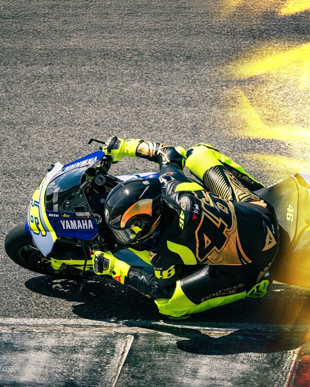 Valentino Rossi al Mugello per un allenamento: che show tra impennate e giri sulla Yamaha R1