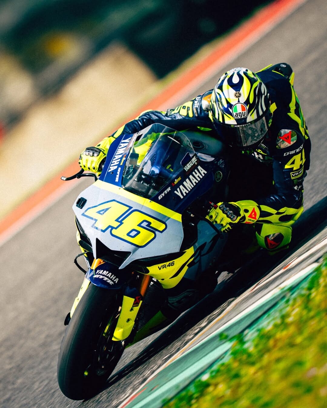 Valentino Rossi al Mugello per un allenamento: che show tra impennate e giri sulla Yamaha R1