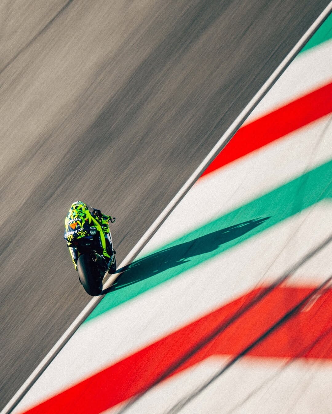 Valentino Rossi al Mugello per un allenamento: che show tra impennate e giri sulla Yamaha R1