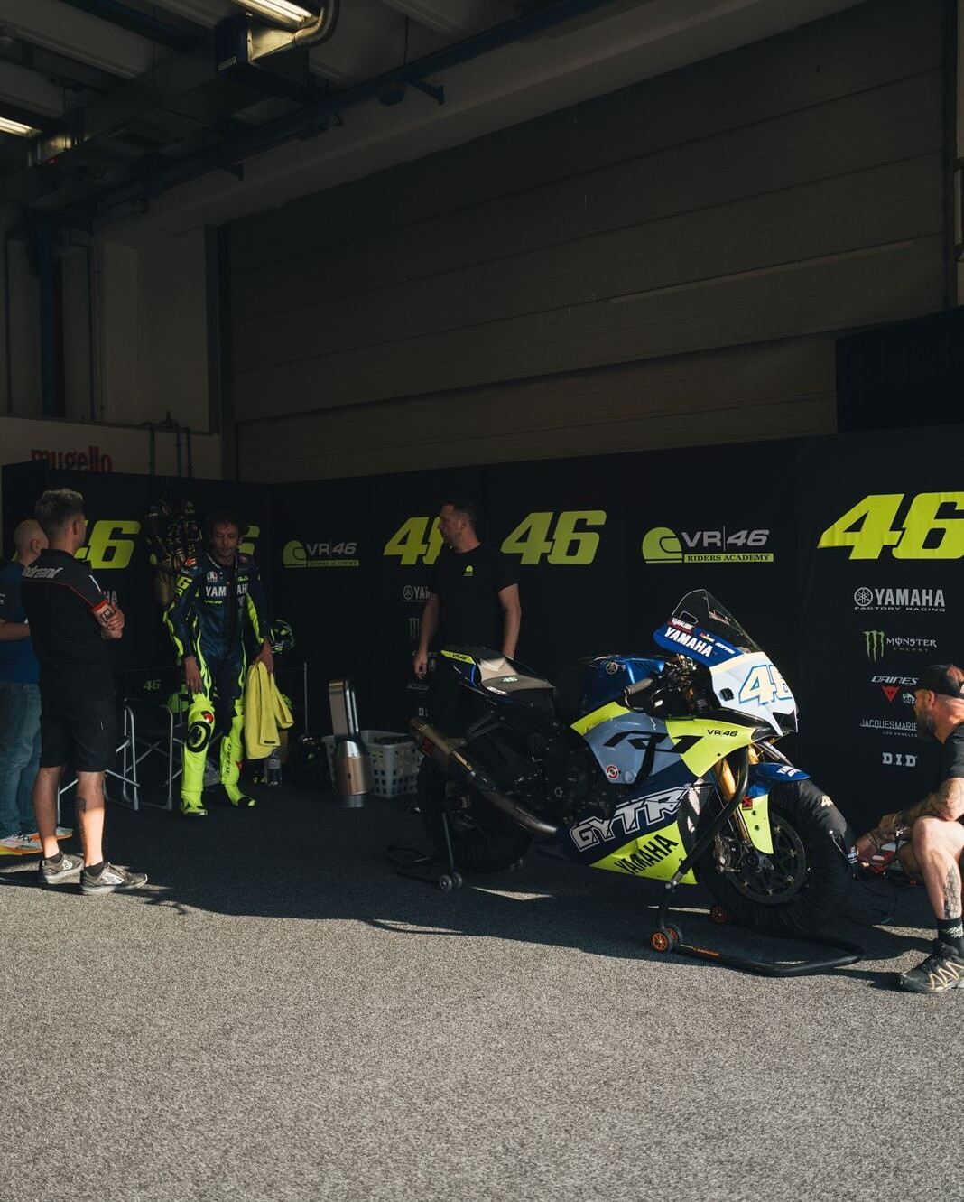 Valentino Rossi al Mugello per un allenamento: che show tra impennate e giri sulla Yamaha R1