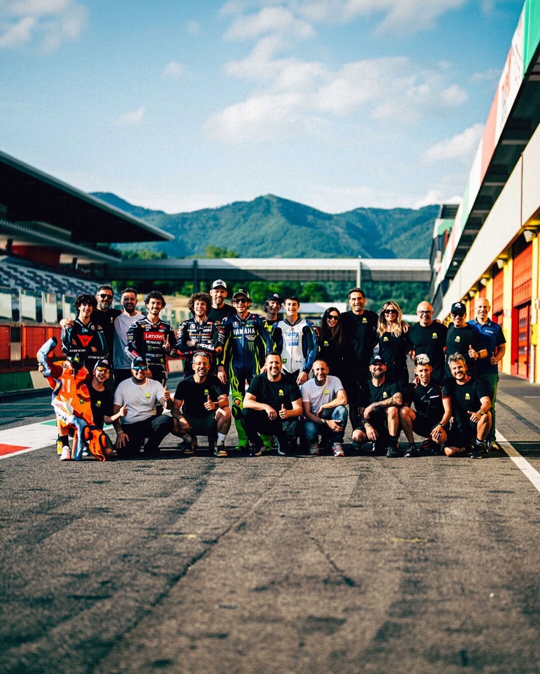 Valentino Rossi al Mugello per un allenamento: che show tra impennate e giri sulla Yamaha R1